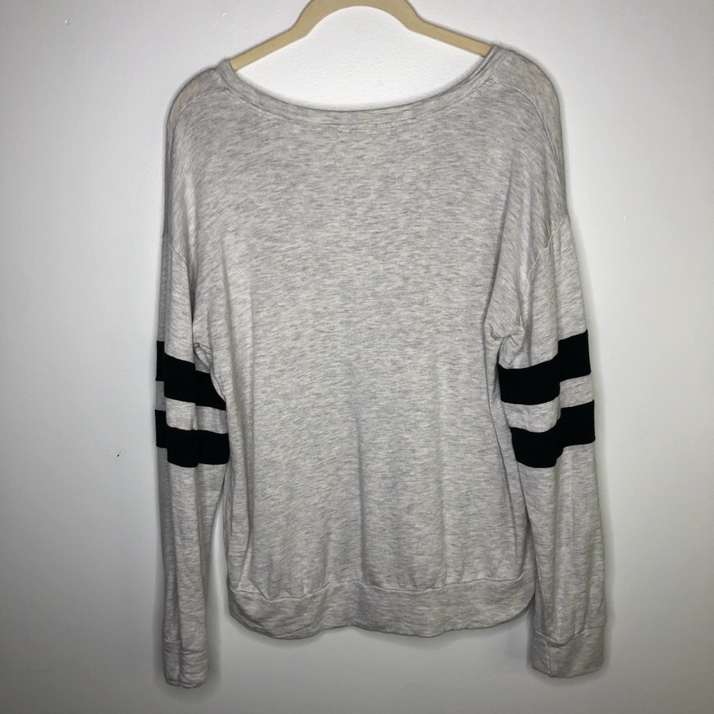 💜 nine britton Stitch Fix super soft v-neck gray sweatshirt size Medium - Picture 2 of 4